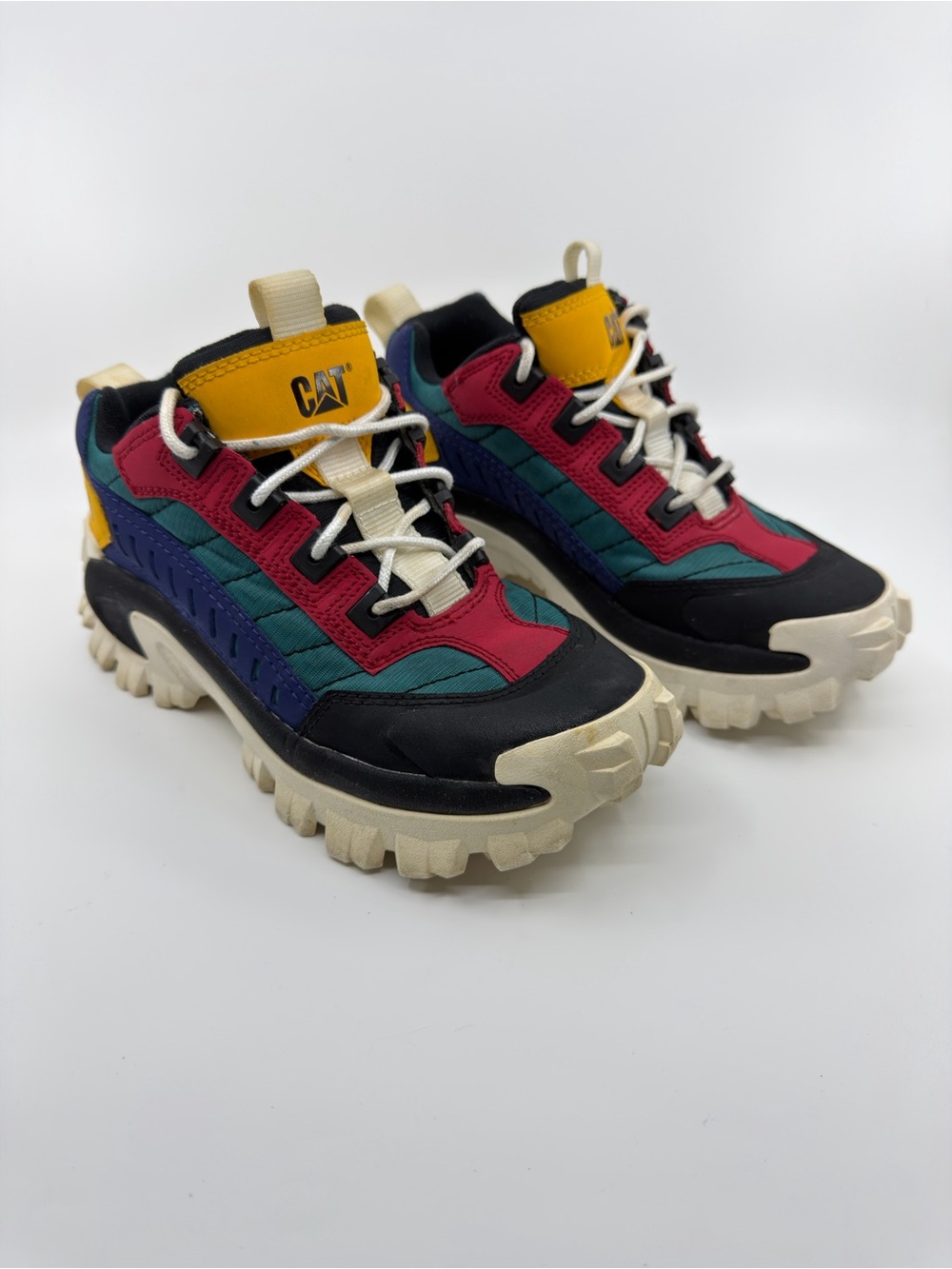 Caterpillar Intruder hiking sneakers. Bold black and scarlet colorway SZ 7.5